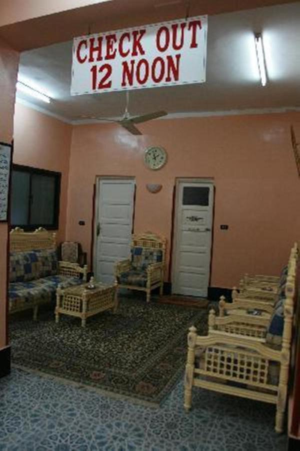 Fontana Luxor Hostel Exterior foto